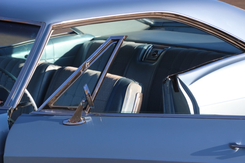 En jättefin Impala med det rätta stuket. Fina Rallye Wheels med nya Cooper Cobra däck. Dubbelt avgas. Lilla 283 V8:an med 2-portare och Power Glide Automat!